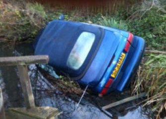 eastbourne-recovery-saab-in-pond